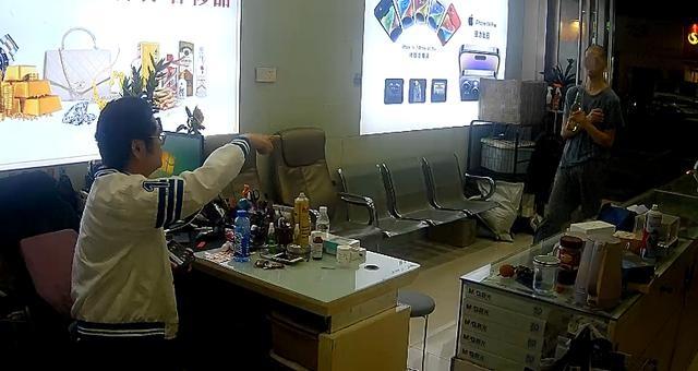 手机店老板勇救被扒衣女孩，只因他也有女儿  第3张