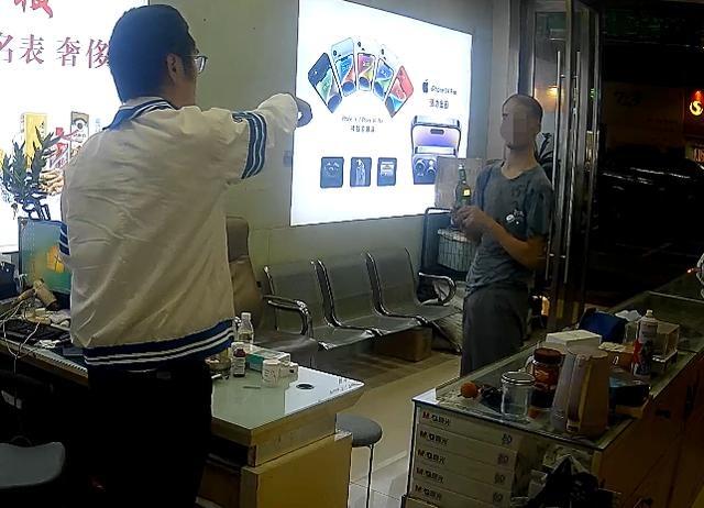 手机店老板勇救被扒衣女孩，只因他也有女儿  第4张