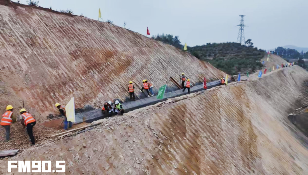 耒宜改扩建工程全力冲刺！半幅封闭施工，现场工人忙碌，机械设备穿梭，你还不来看看？  第2张