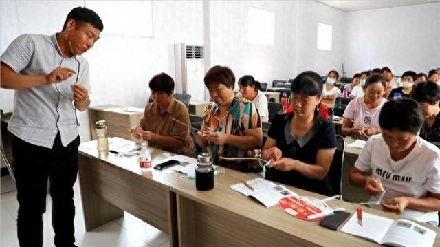 苗木嫁接培训：改变种植方式，带动群众增收致富  第1张
