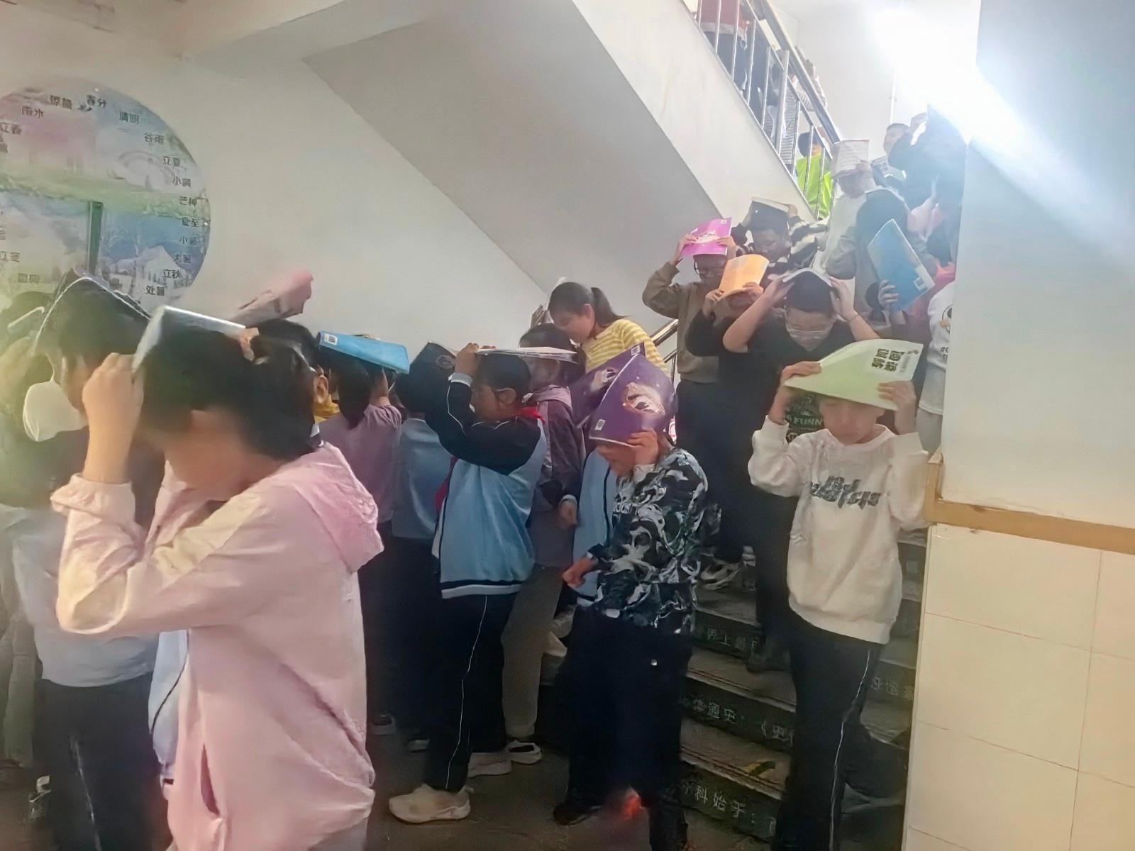震撼！铁东区湖南小学开展地震应急疏散演练，师生如何在危险中求生？  第2张
