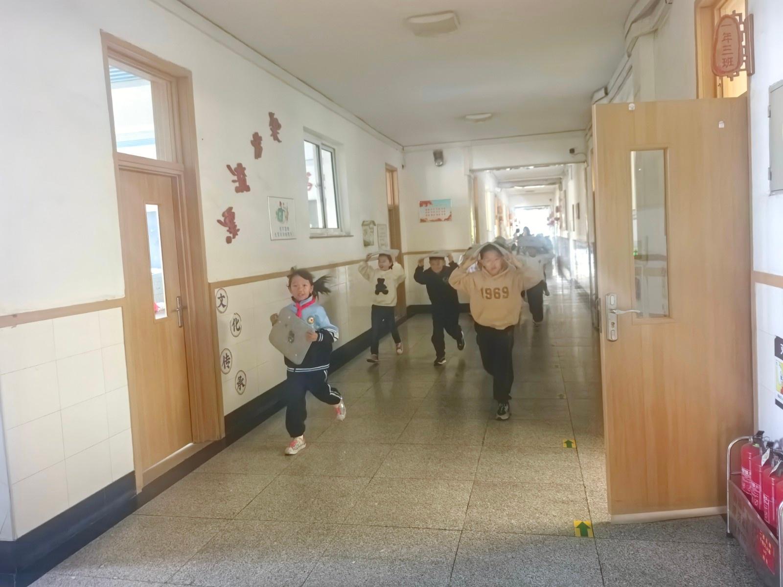 震撼！铁东区湖南小学开展地震应急疏散演练，师生如何在危险中求生？  第3张
