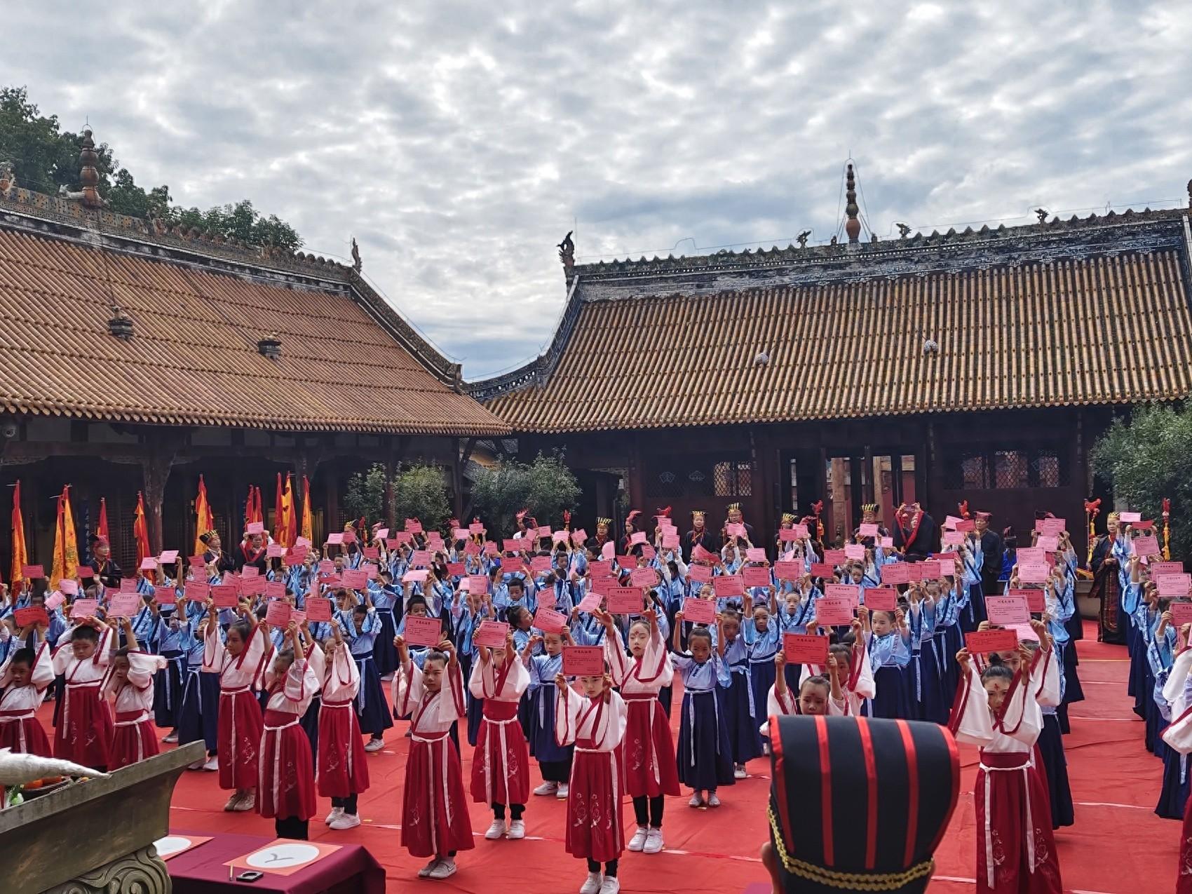 富顺文庙举行开笔礼，两百余名学子身着汉服，场面太震撼