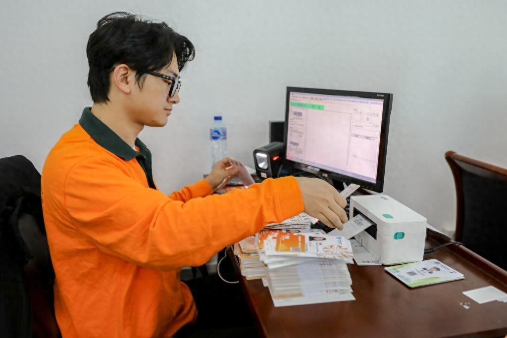 日均处理量 1.4 万件！进博会证件寄递工作进入冲刺阶段，中国邮政如何应对？  第1张