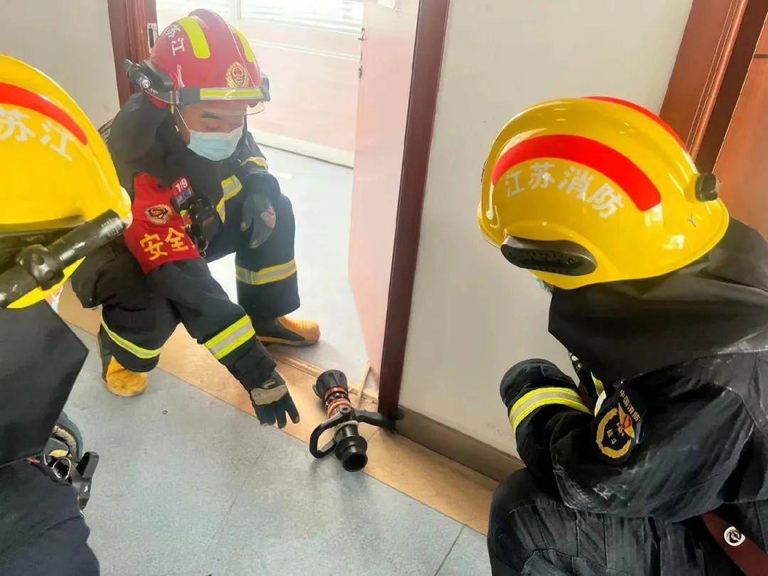 消防救援大队开展紧急避险专项训练，提高灭火救援能力  第2张
