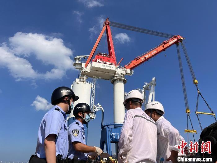 1.1 亿大型设备船舶停靠漳州，边检站精准施策助力快速通关  第2张