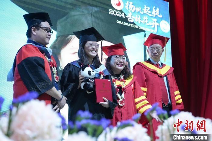 菲律宾首家中医学院首届毕业典礼举行，12 名毕业生获执业资格  第2张