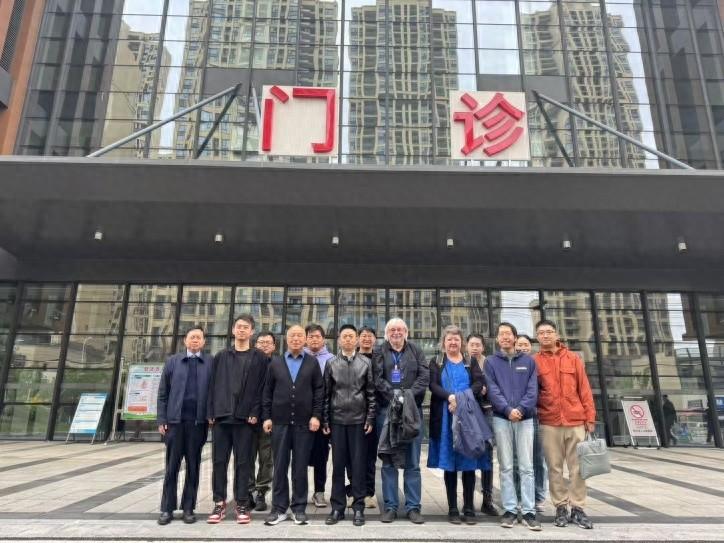 国际学术交流合作！三校教授齐聚武大人民医院经开医院重离子中心，共同探讨未来发展