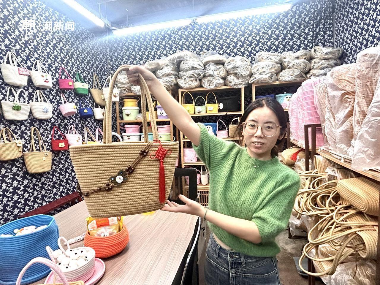 74 岁四川大妈骆桂英，跨越千里到义乌，直播带货编中国结，勇夺创业大赛三等奖  第4张