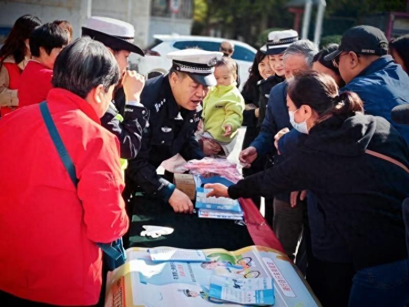 未央交警进社区宣讲交通安全，现场竟如此火爆  第1张