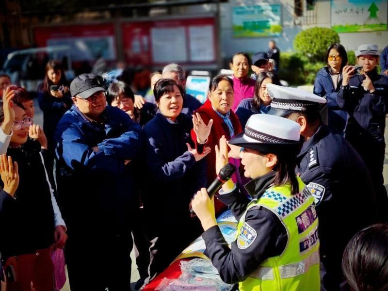 未央交警进社区宣讲交通安全，现场竟如此火爆  第2张