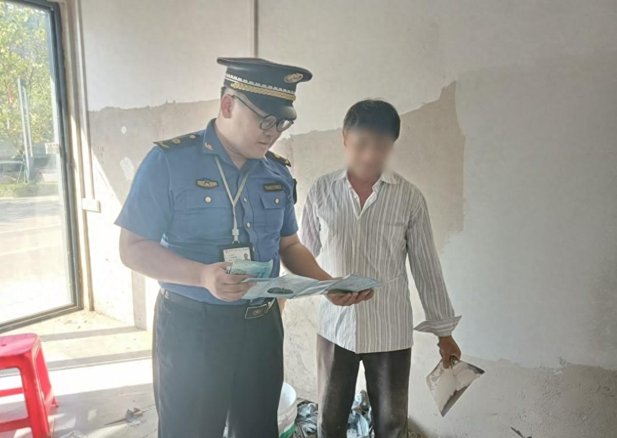 柳州一店铺装修未降尘被执法人员叫停，原因竟然是……  第1张