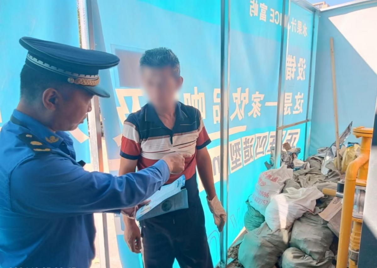 柳州一店铺装修未降尘被执法人员叫停，原因竟然是……  第2张