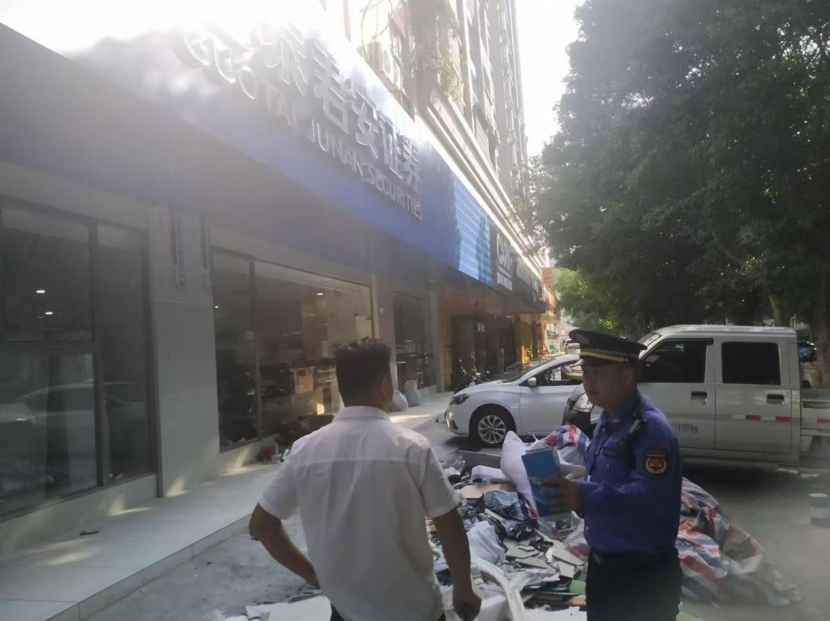 柳州一店铺装修未降尘被执法人员叫停，原因竟然是……  第3张