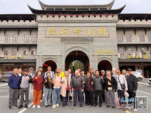 南昌一学校组织退休教师秋游，他们的热情和活力丝毫不减  第2张