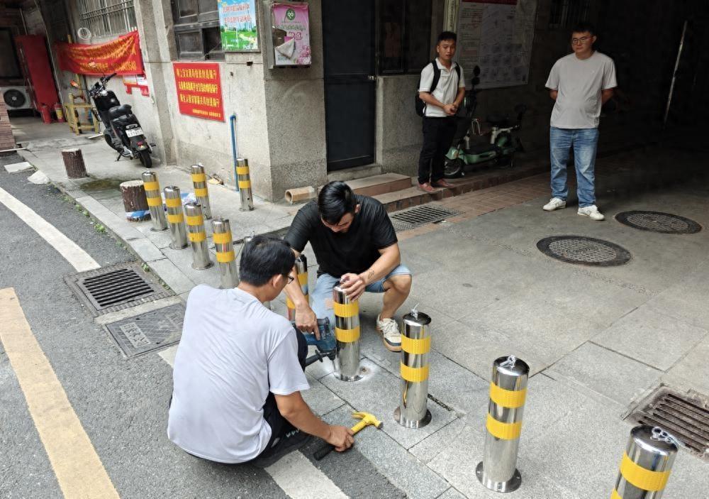 电动自行车乱停乱放，引发居民担忧，街道出手解决