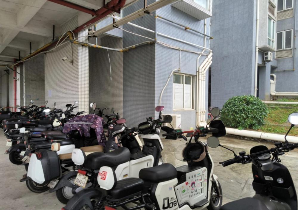 电动自行车乱停乱放，引发居民担忧，街道出手解决  第2张