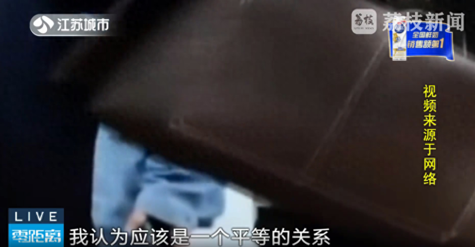 南京地铁老人竟强行拉孕妇起身，爱心专座究竟该给谁？