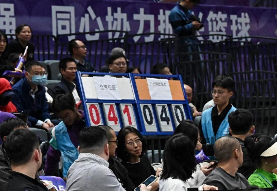 CBA 常规赛第五轮：北控主场险胜广州，沈梓捷扣篮惊艳全场  第1张