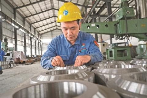走进达州钢铁动力厂，揭秘伍胜如何带领团队攻克金属非标件加工难题