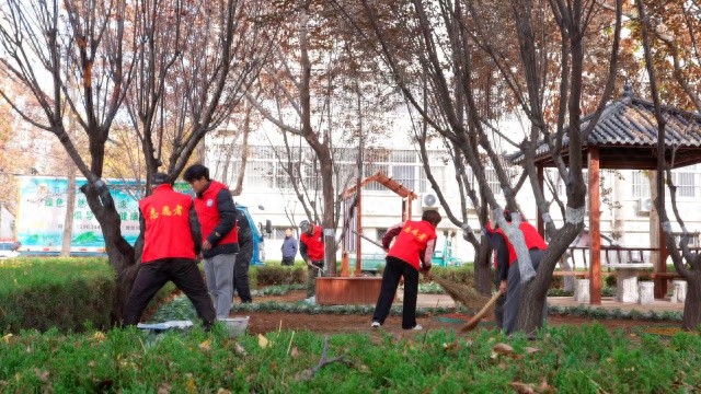 莱芜区园林中心携手志愿者开展冬季管护活动，共建和谐花园  第1张