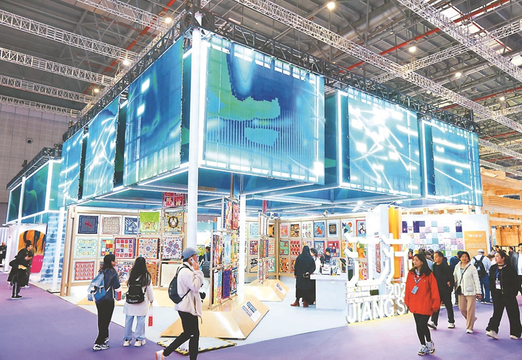 不用钉子不用胶水！江苏展区全榫卯结构建筑装置惊艳众人