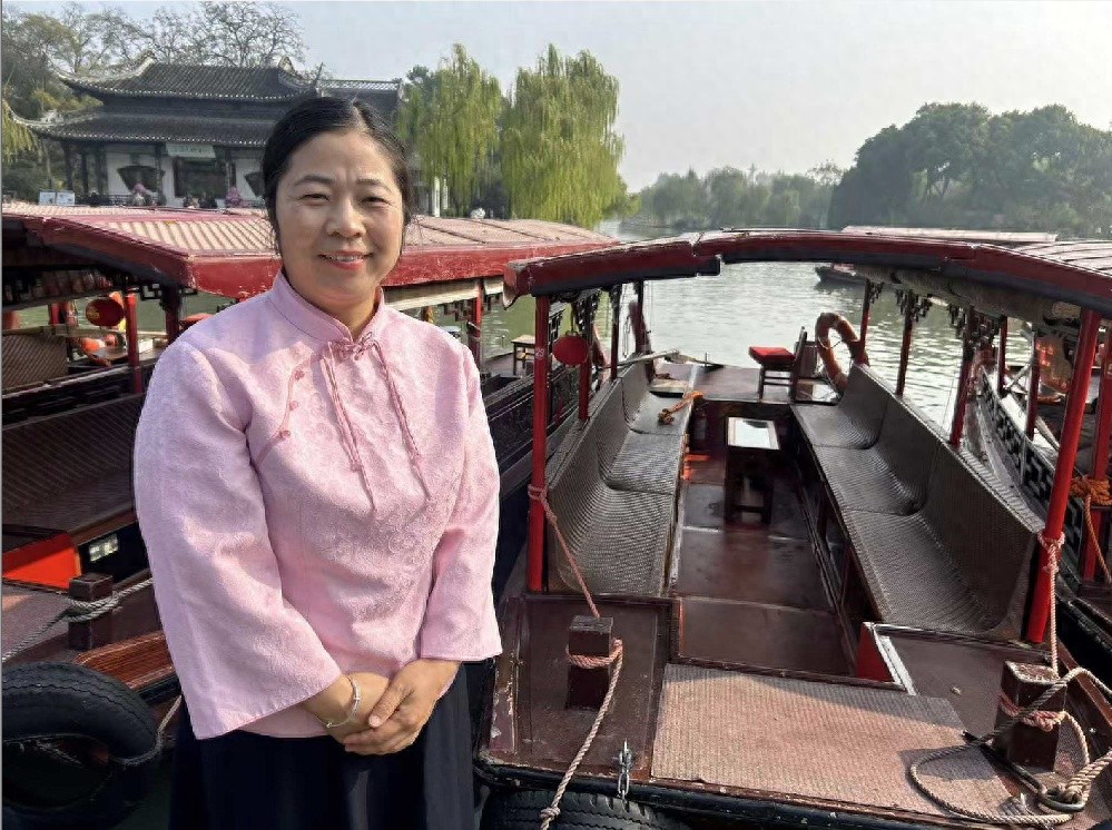 女子一秒跳湖，小伙一秒救援，背后原因令人动容