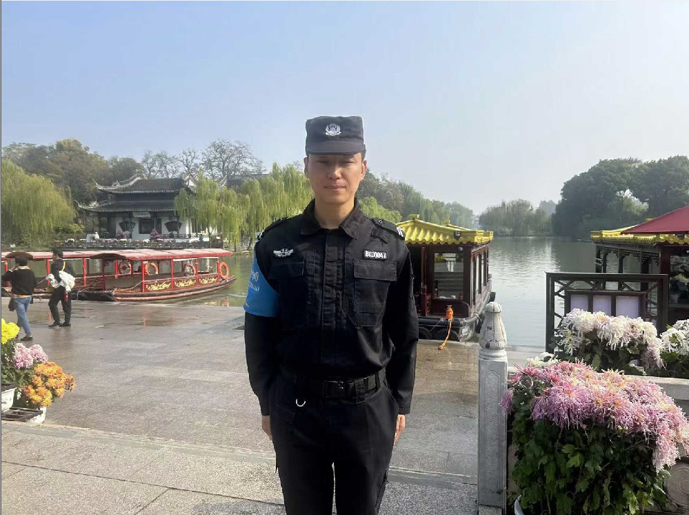 女子一秒跳湖，小伙一秒救援，背后原因令人动容  第3张