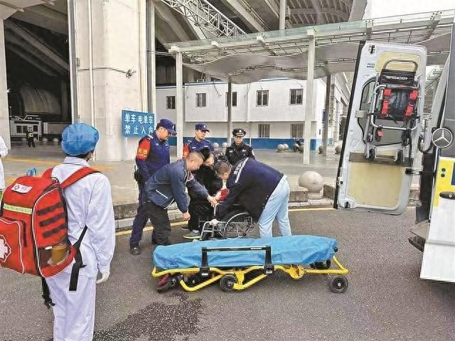 八旬旅客突发不适，地铁坪山站民警和工作人员合力救援  第1张