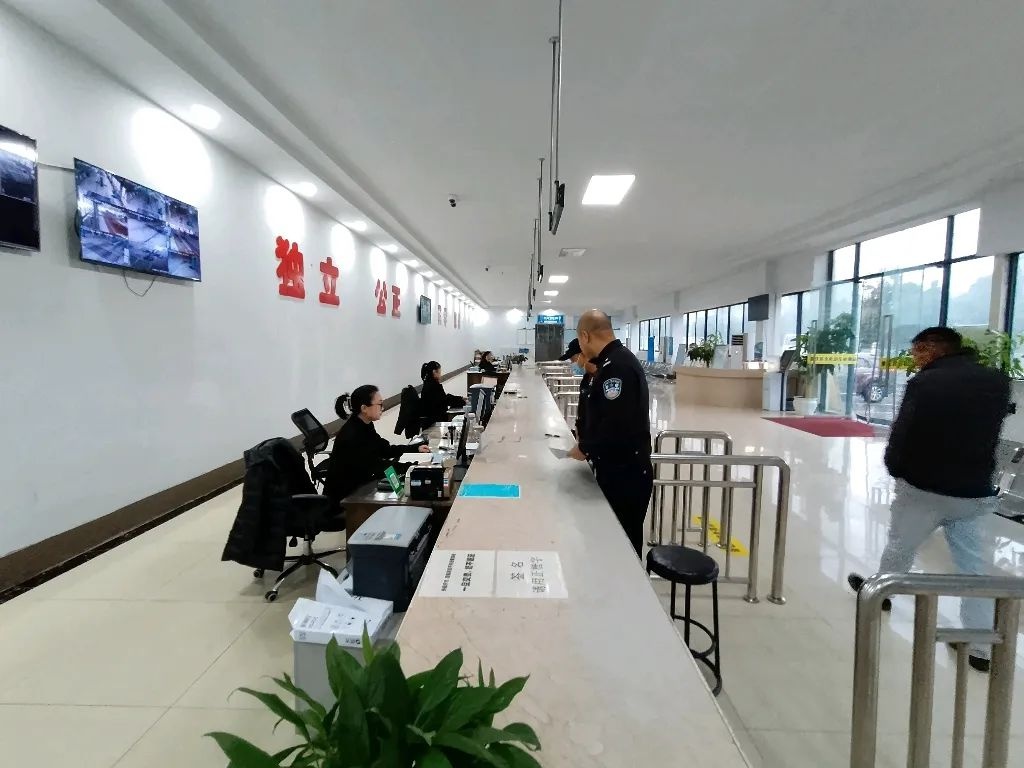 丰都交巡警雷霆出击，全力打击黄牛黑中介，还你一片清净  第3张