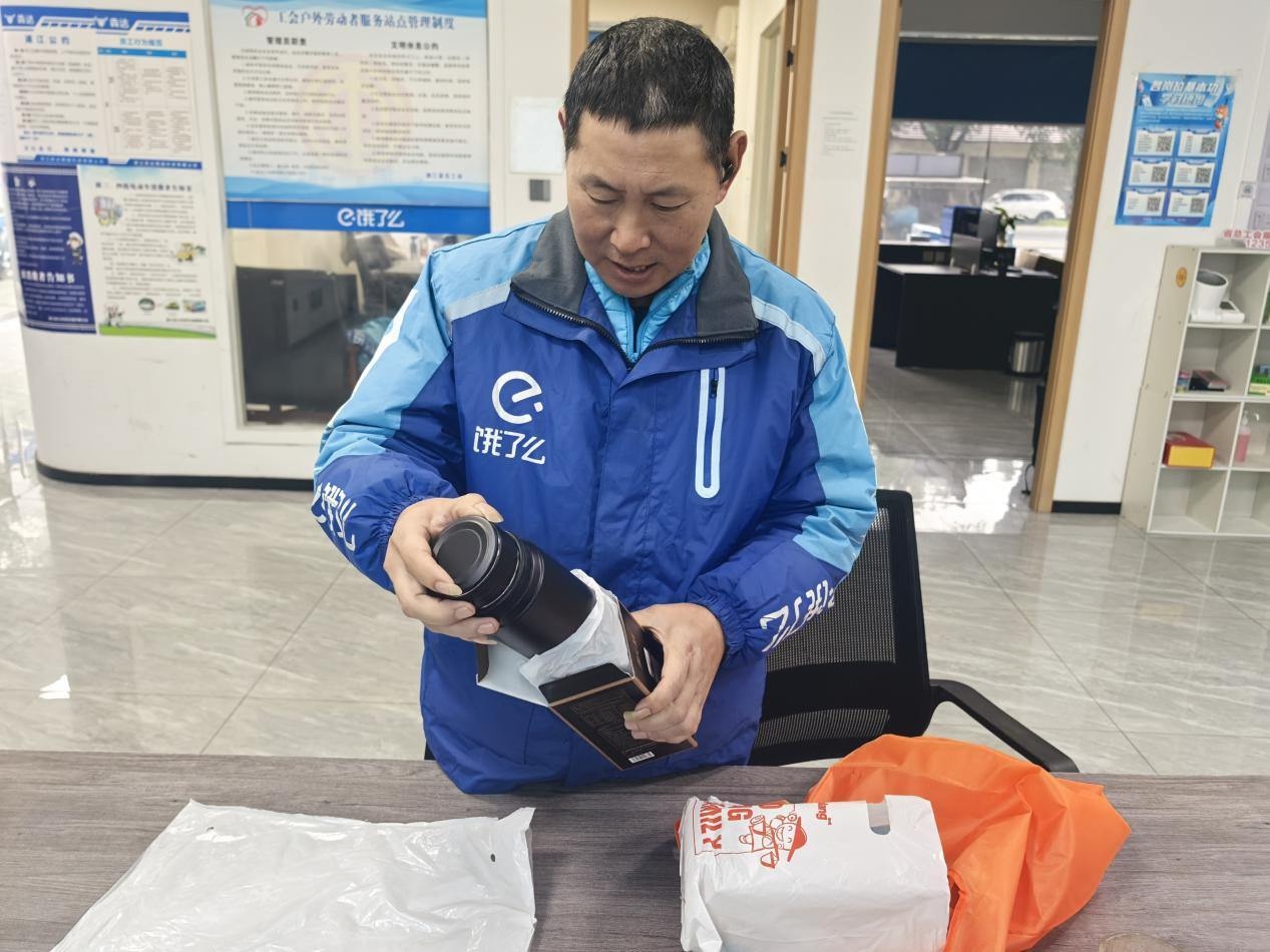 外卖骑手暖心服务活动，为城市运行作出特别贡献  第2张