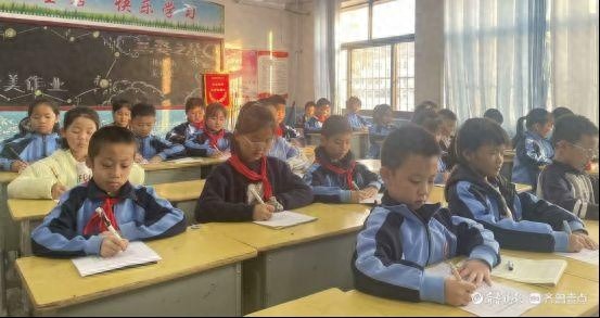 新区小学这场比赛，孩子们竟写出这样的字