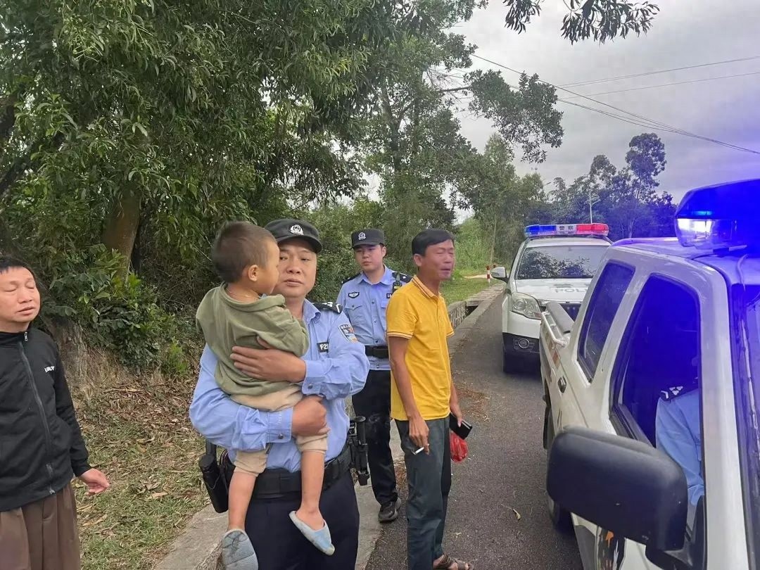 小孩公路徘徊，民警紧急救援！白沙邦溪派出所助其回家