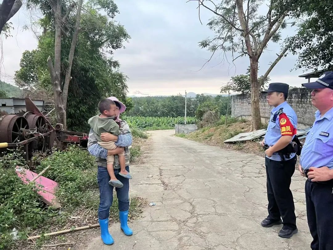 小孩公路徘徊，民警紧急救援！白沙邦溪派出所助其回家  第2张