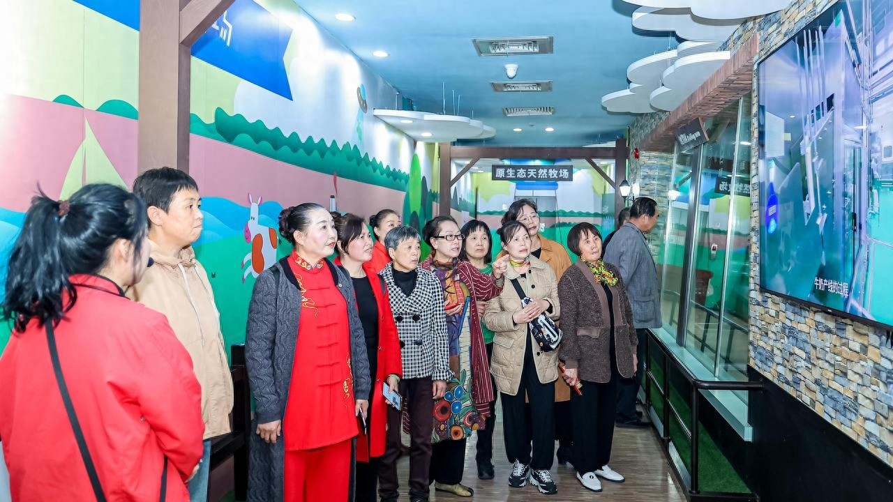 杭州钱塘区举办教学成果展与工业探访活动，企退人员风采尽显