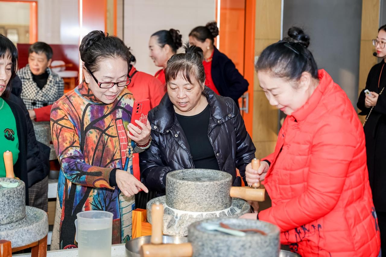 杭州钱塘区举办教学成果展与工业探访活动，企退人员风采尽显  第2张