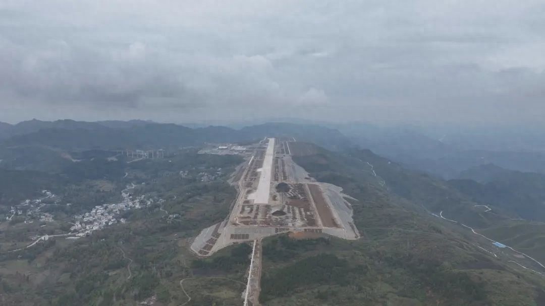 铜仁德江机场跑道贯通，航站楼建设火热进行中