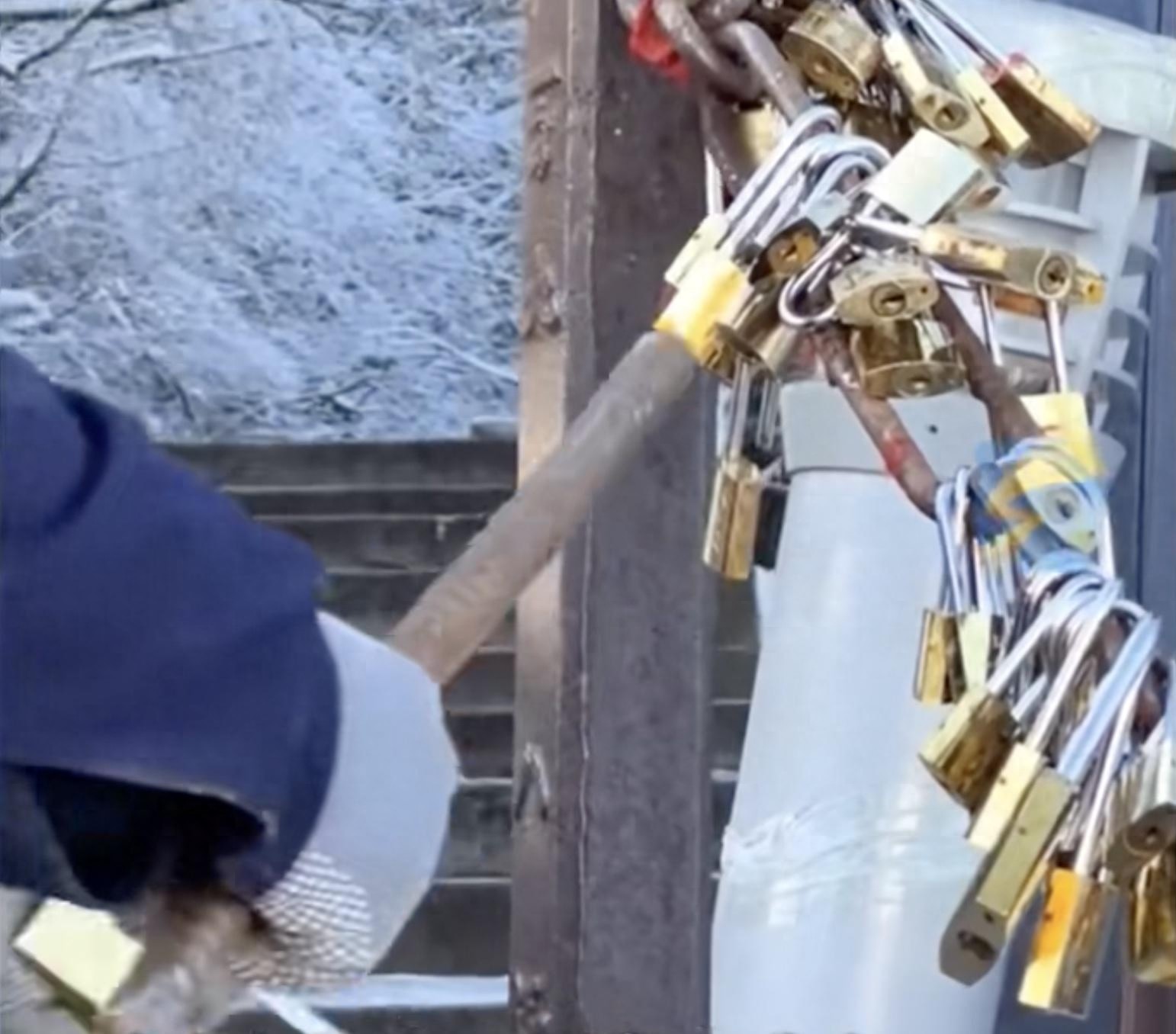 华山许愿锁被拆引热议，景区回应有安全隐患，你怎么看？  第1张