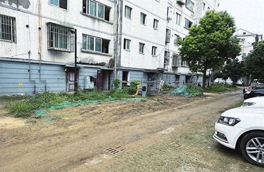 小区增梯工程停滞，泥泞路面让老人步步惊心，谁来管？  第1张