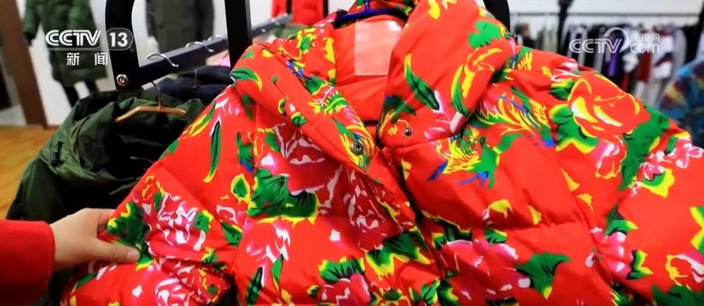 哈尔滨游客数量暴增，羽绒服设计巧思妙想，本土品牌能否崛起？  第2张