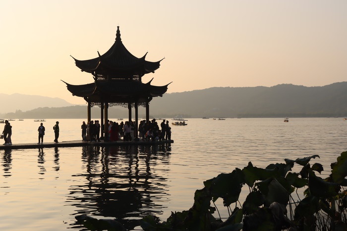 11 月 21 日，西湖边竟如此热闹！游客纷纷涌入，尽享人间佳境  第2张