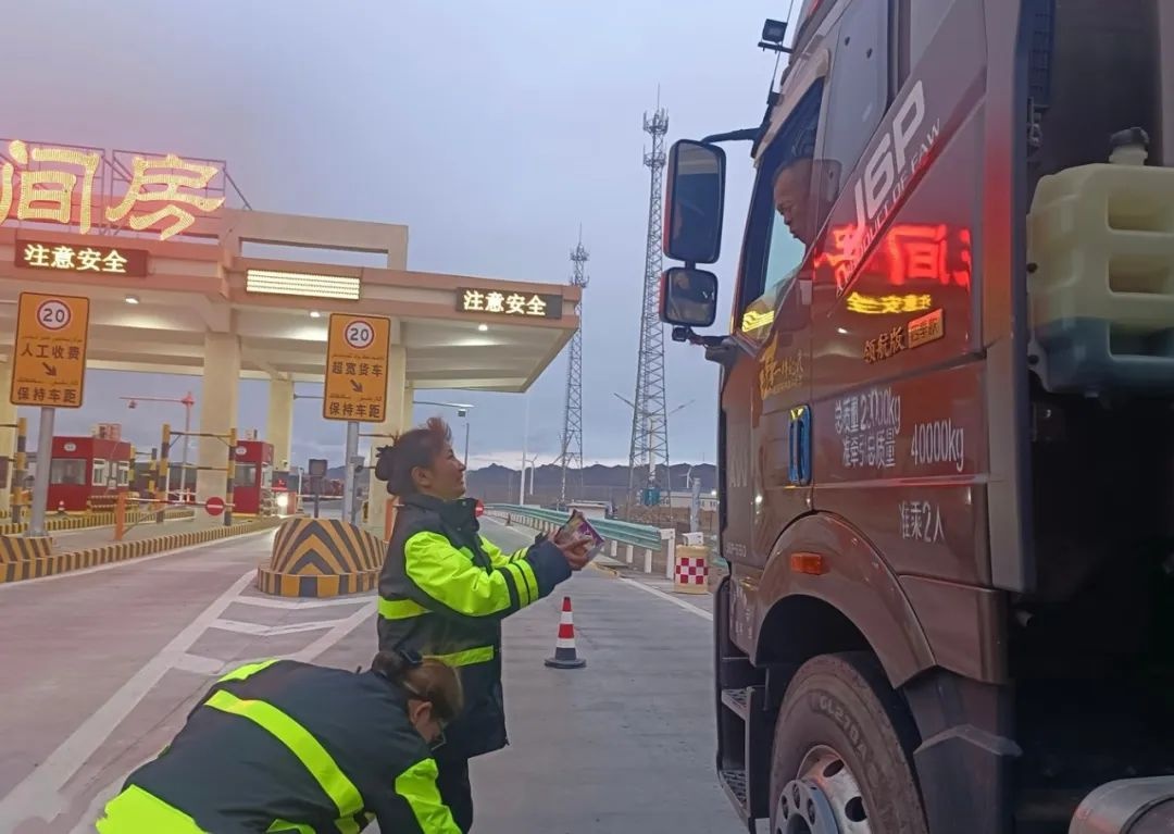 13 级大风致车辆滞留，十三间房收费站工作人员如何温情守护？  第2张