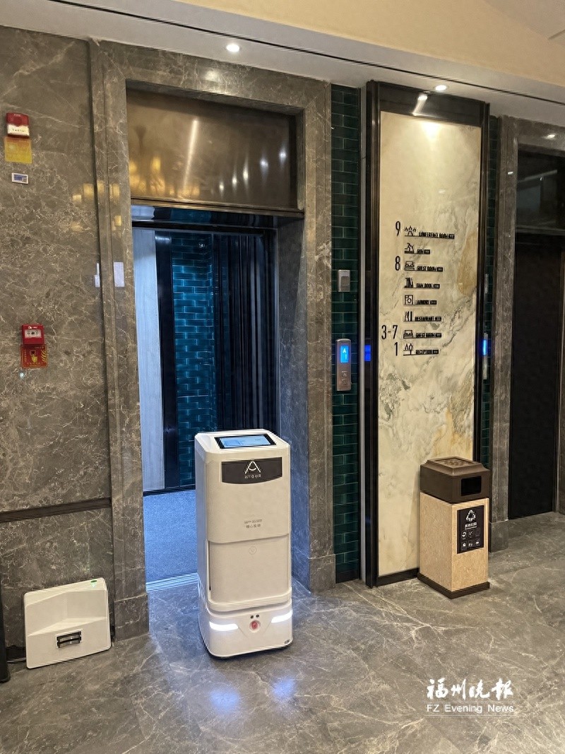 福州一酒店智能机器人竟能自行进入电梯  第1张