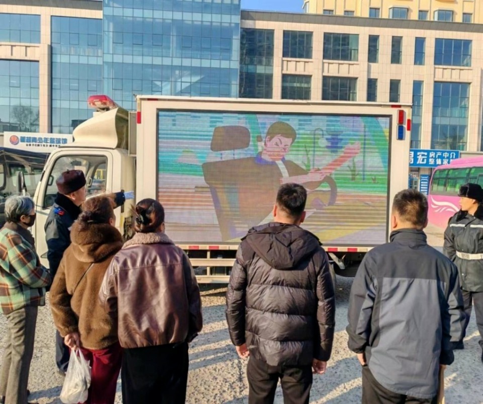哈尔滨交警部门深入重点企业，开展交通安全进万家活动，提升群众出行意识  第2张