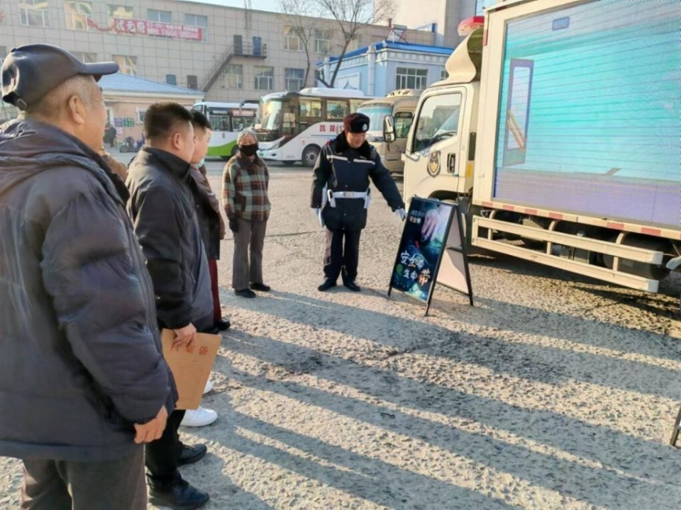 哈尔滨交警部门深入重点企业，开展交通安全进万家活动，提升群众出行意识  第3张