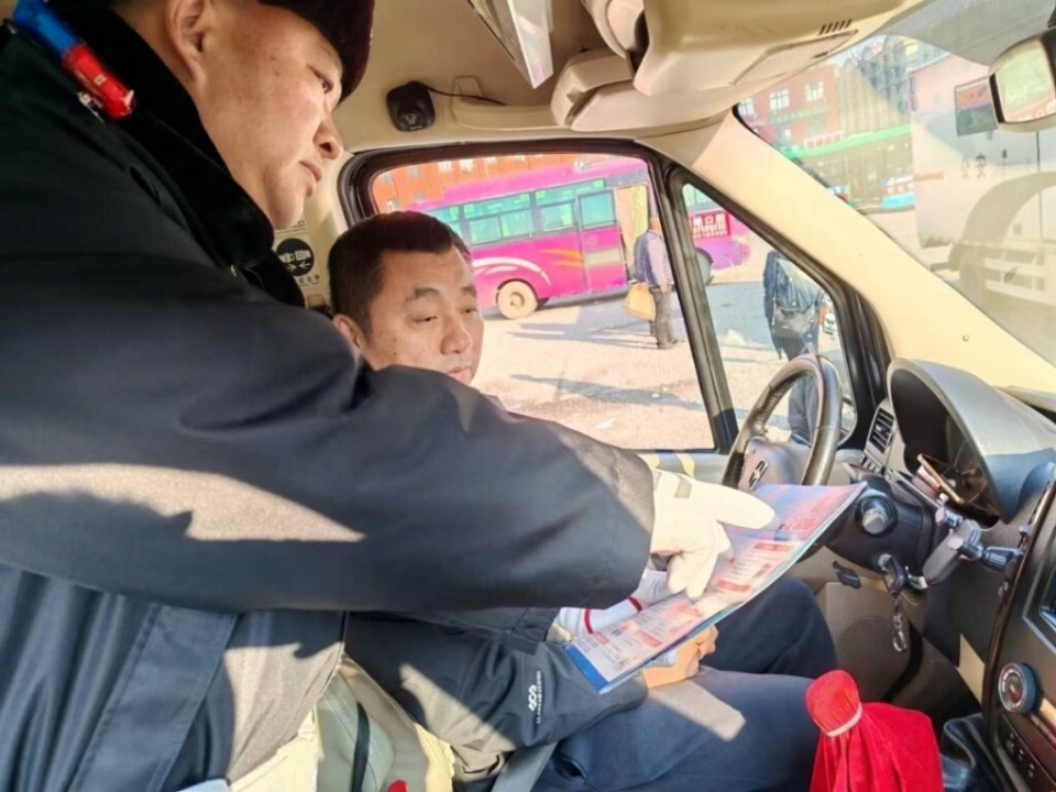 哈尔滨交警部门深入重点企业，开展交通安全进万家活动，提升群众出行意识  第4张