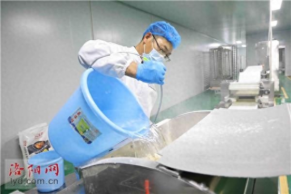 独臂哥单手撑起向上人生，搬运面粉成日常，他是如何做到的？  第1张