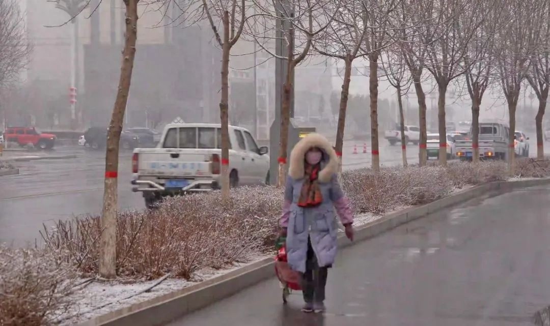 哈密市今冬初雪来袭！寒潮预警下，这些人在风雪中坚守岗位  第1张