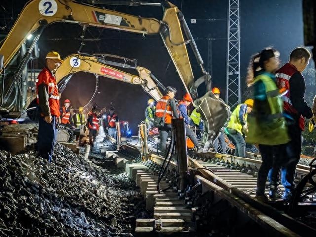 成昆铁路 12 座车站 72 组道岔将全部换新！预计 12 月底完成