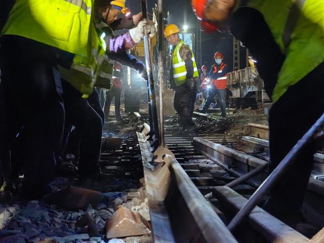 成昆铁路 12 座车站 72 组道岔将全部换新！预计 月底完成  第2张